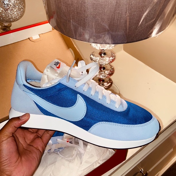 Nike - Picture 2 of 5